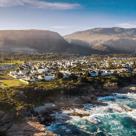 Wild Waters At Kraal Rock On The Cliffs In Hermanus Exterior photo