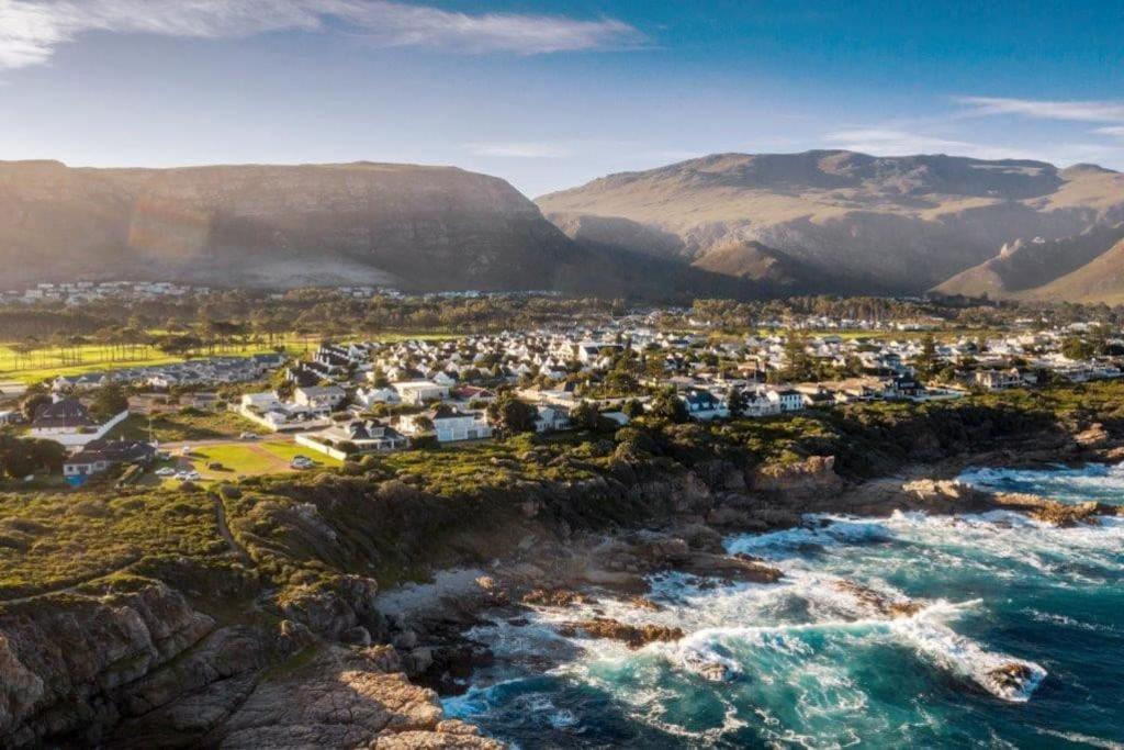 Wild Waters At Kraal Rock On The Cliffs In Hermanus Exterior photo