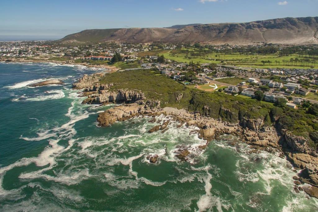 Wild Waters At Kraal Rock On The Cliffs In Hermanus Exterior photo