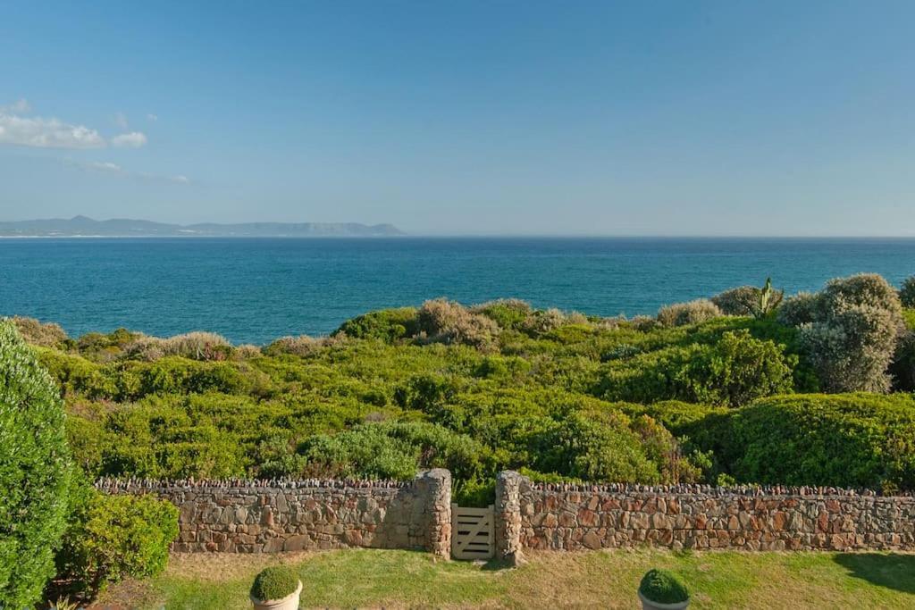 Wild Waters At Kraal Rock On The Cliffs In Hermanus Exterior photo